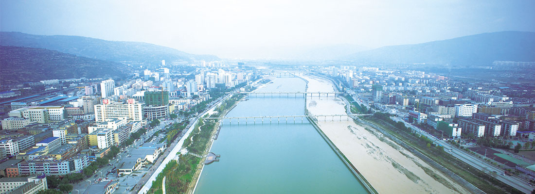 水是人類(lèi)生產(chǎn)和生活必不可少的寶貴資源，但其自然存在的狀態(tài)并不完全符合人類(lèi)的需要。只有修建水利工程，才能控制水流，防止洪澇災(zāi)害，并進(jìn)行水量的調(diào)節(jié)和分配，以滿(mǎn)足人民生活和生產(chǎn)對(duì)水資源的需要。